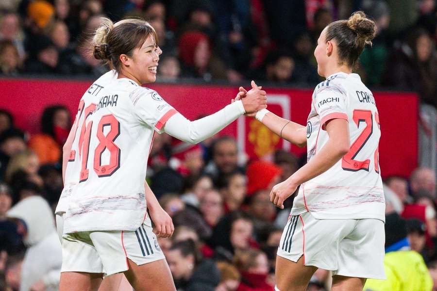 Die Bayern-Damen feiern den Sieg.