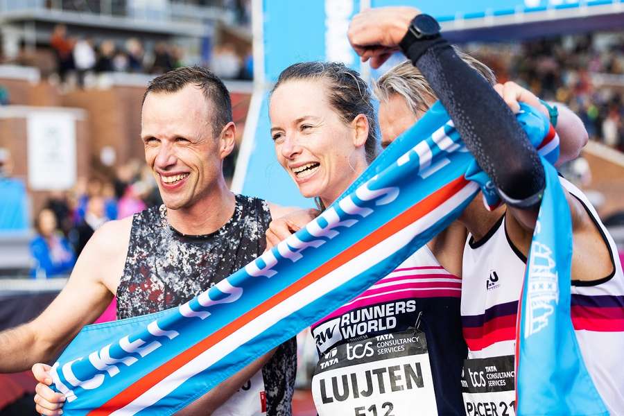 Anne Luijten met haar twee gangmakers na de finish in het Olympisch Stadion