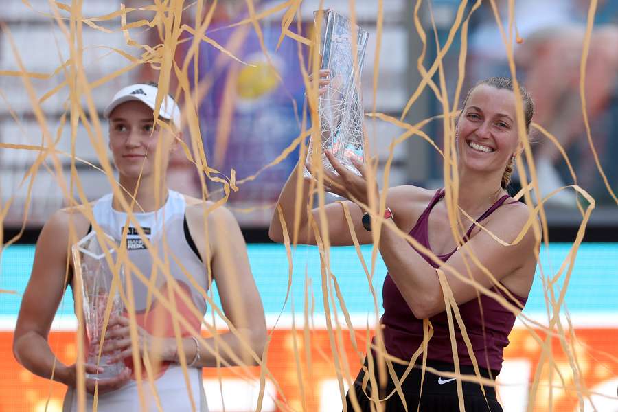 Kvitova ergue a taça do WTA 1000 de Miami