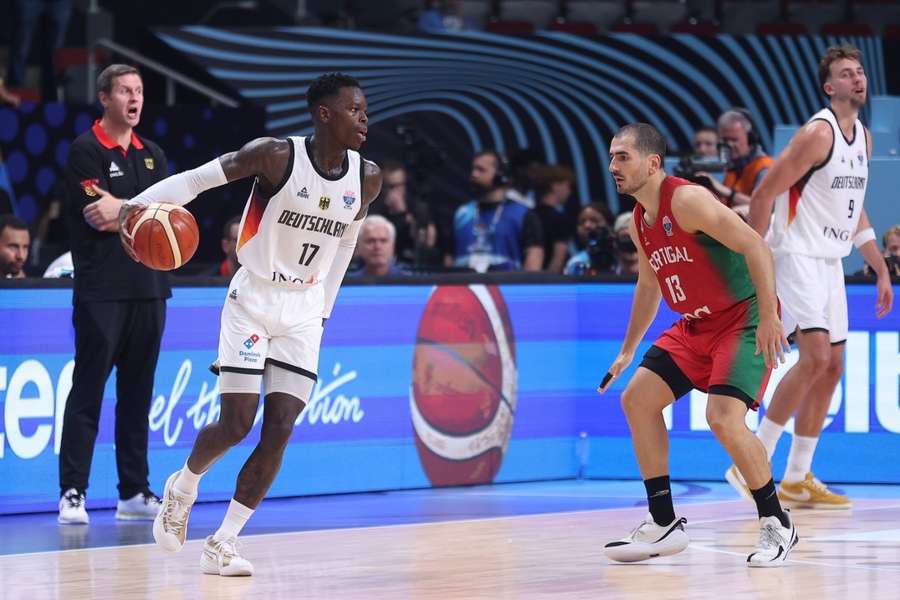 Dennis Schroder, ante Diogo Gameiro, durante el Alemania-Portugal Dennis Schroder, ante Diogo Gameiro, durante el Alemania-Portugal