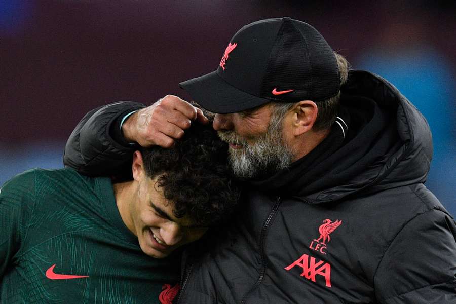 Klopp îl felicită pe Bajcetic la finalul partidei cu Aston Villa