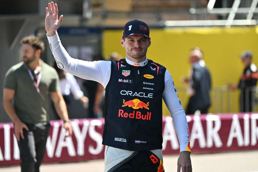 Verstappen saludo a los aficionados.