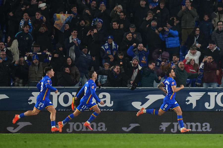 Mauro Arambarri (vpravo) dal vítězný gól Getafe v zápase s Elche.