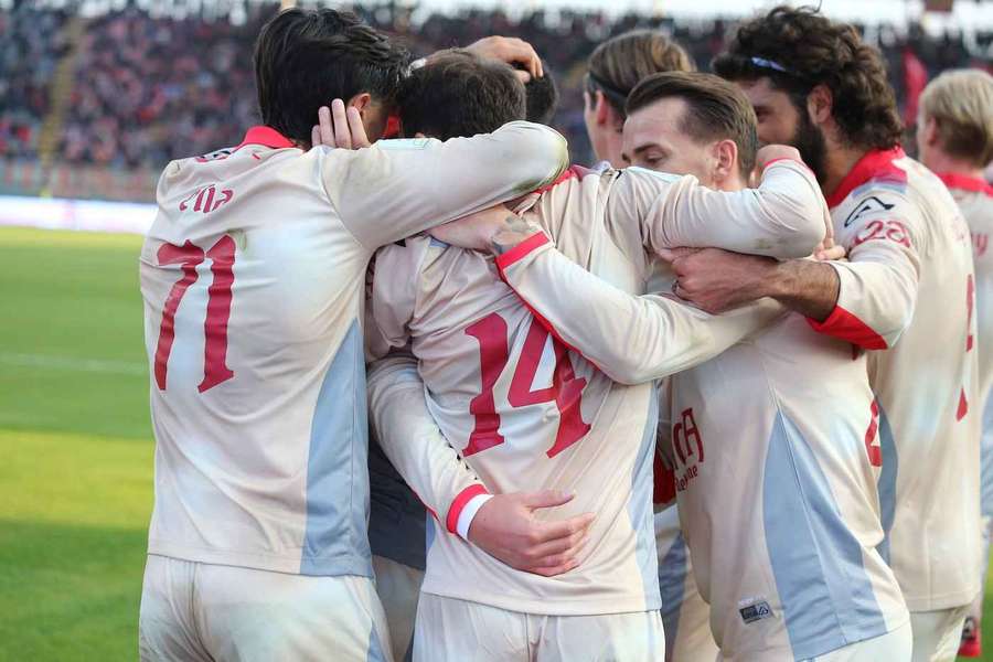 L'esultanza dei giocatori della Cremonese dopo la vittoria