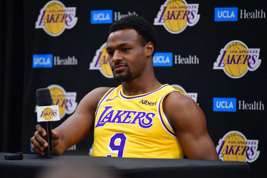 28 września 2026 r.; Bronny James (9), zawodnik drużyny Los Angeles Lakers, podczas dnia mediów w UCLA Health Training Center. 28 września 2026 r.; Bronny James (9), zawodnik drużyny Los Angeles Lakers, podczas dnia mediów w UCLA Health Training Center.