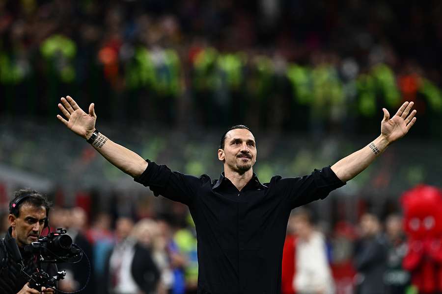 Zlatan Ibrahimovic med brede arme og smilende gestikulerer til AC Milans fans på San Siro.