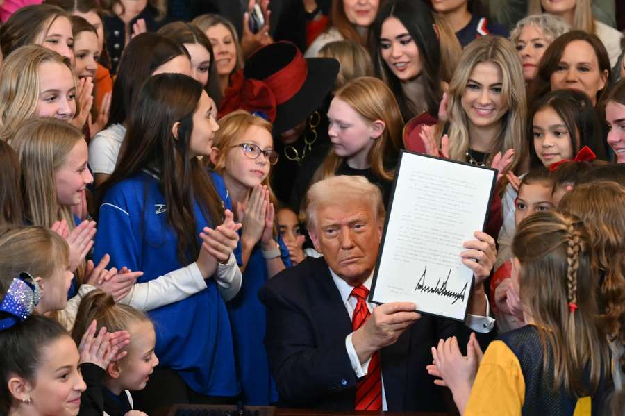 Trump, rodeado de atletas transgénero.