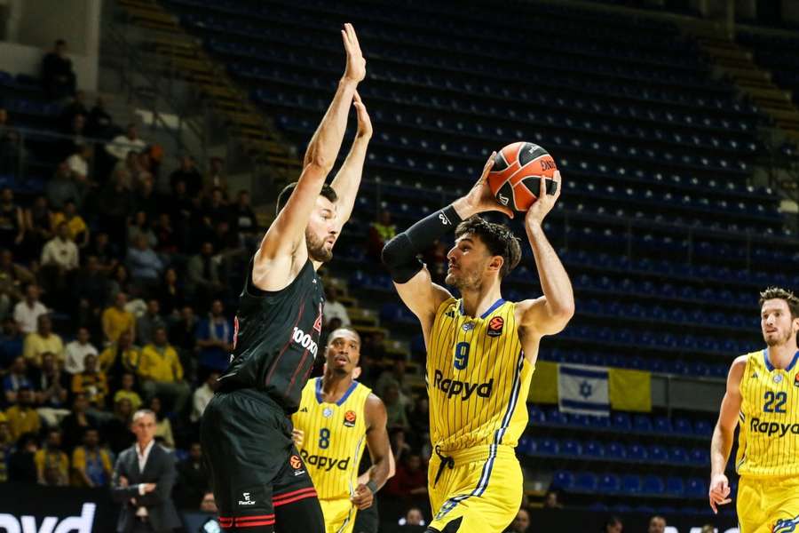 Roman Sorkin entra a canasta ante Alec Peters en un Maccabi Tel Aviv-Olympiacos disputado en Belgrado Roman Sorkin entra a canasta ante Alec Peters en un Maccabi Tel Aviv-Olympiacos disputado en Belgrado