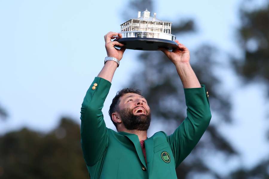 Jon Rahm mag het groene jasje dragen en is de opvolger van Scottie Scheffler