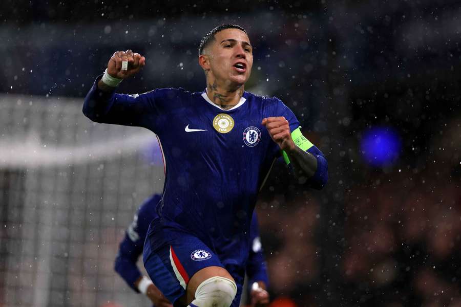 Enzo Fernández e o "seu" Chelsea defrontam um Barcelona em igualdade pontual na fase de liga da Champions.