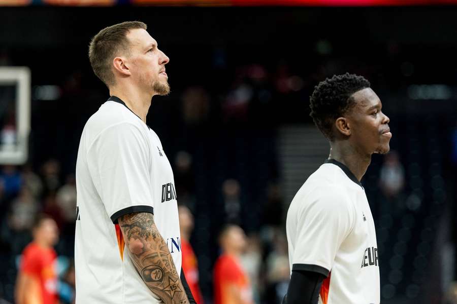 Daniel Theis e Dennis Schröder antes do jogo