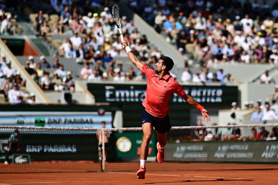 Novak Djokovic, da Sérvia, joga uma devolução de forehand