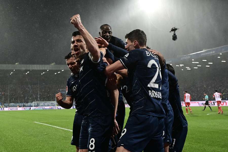 Jucătorii lui Bochum sărbătoresc cel de-al doilea gol al lor