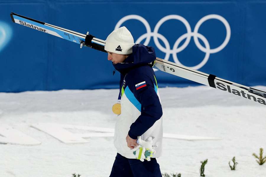 Domen Prevc beim Olympia-Wettkampf in Predazzo