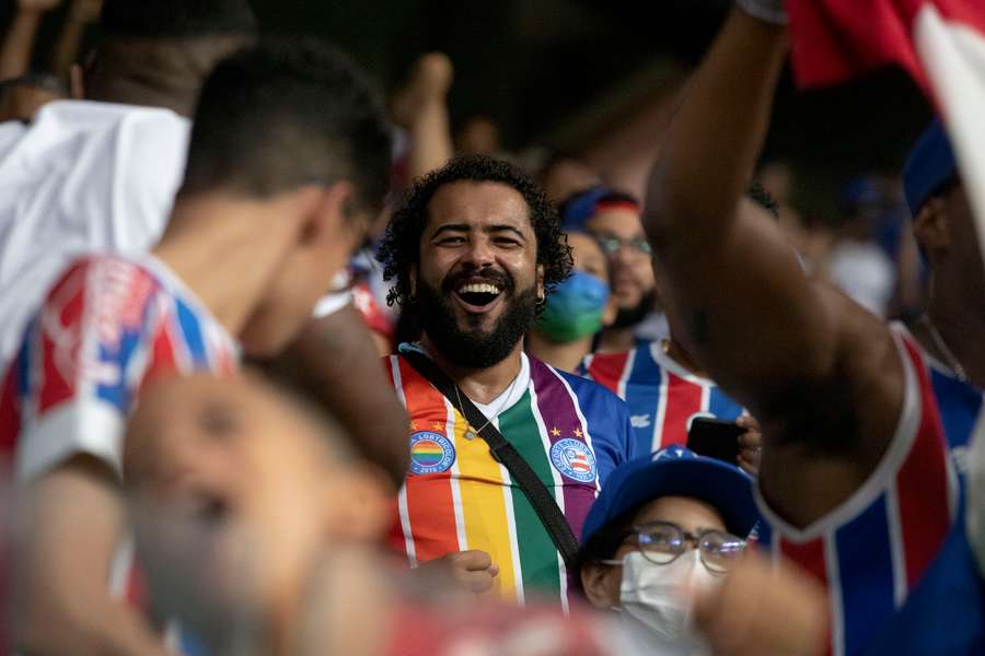 Un aficionado del Bahia disfruta del fútbol