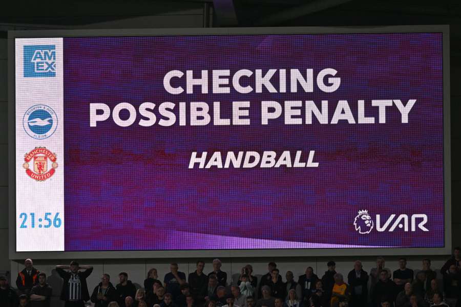 Telão anunciando possível penal na Premier League