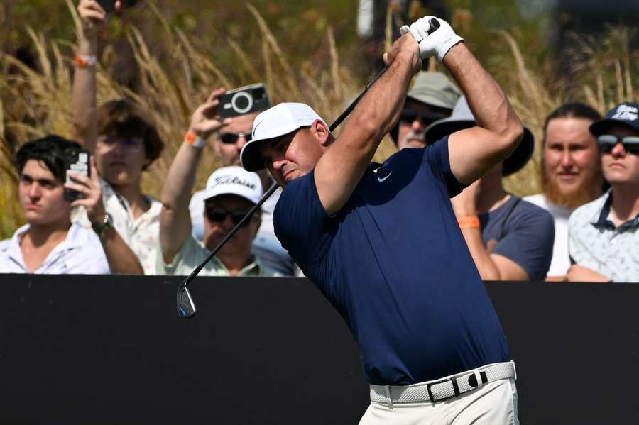 Brooks Koepka, do Smash GC, dá a tacada de saída no segundo buraco durante a ronda final do torneio LIV Golf Chicago