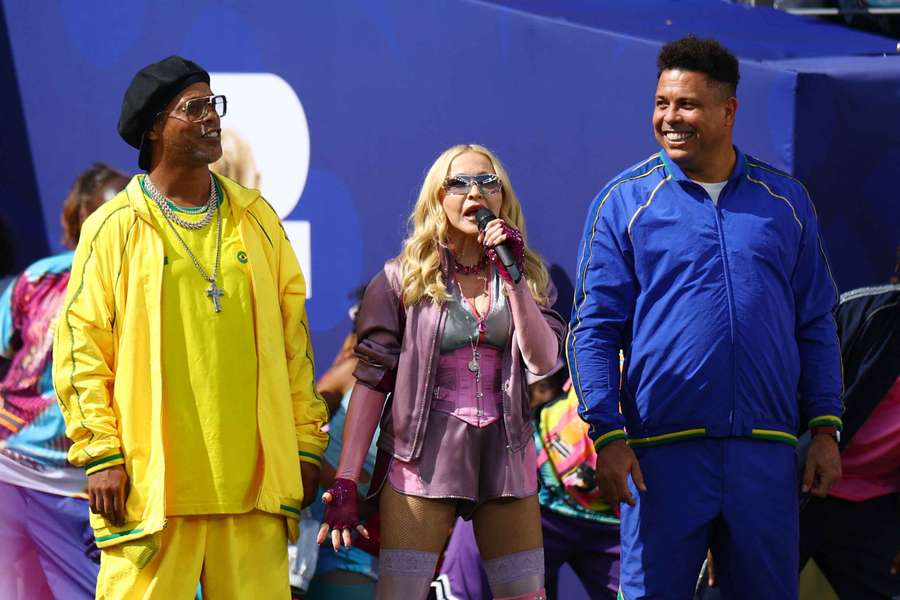 Ronaldinho și Ronaldo au făcut parte din ceremonia de pauză Ronaldinho și Ronaldo au făcut parte din ceremonia de pauză