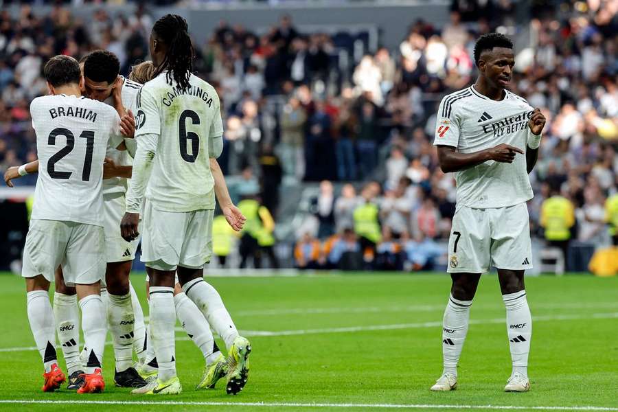 Jogadores do Real Madrid celebram golo de Vinicius