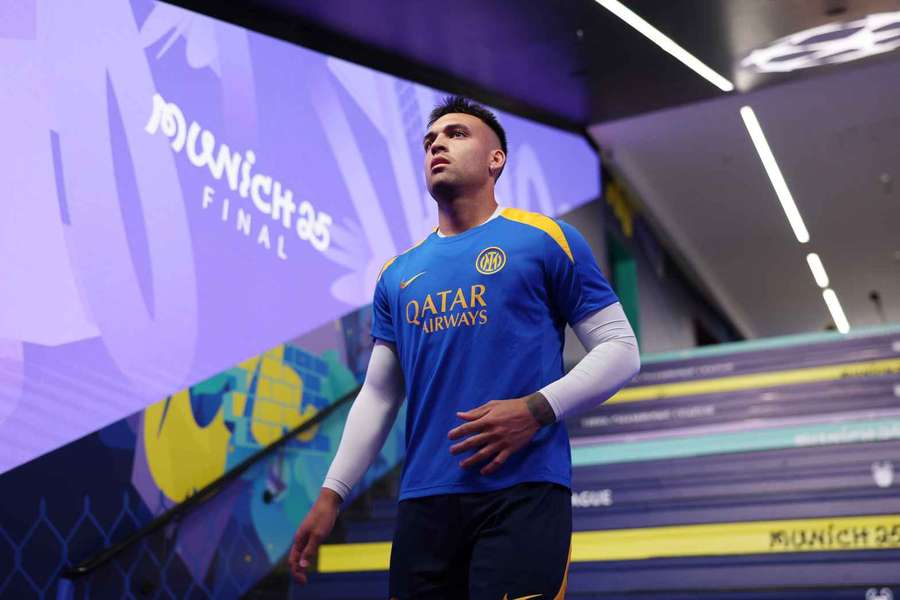 Lautaro Martínez, al salir a entrenar en el escenario de la final de la Champions League