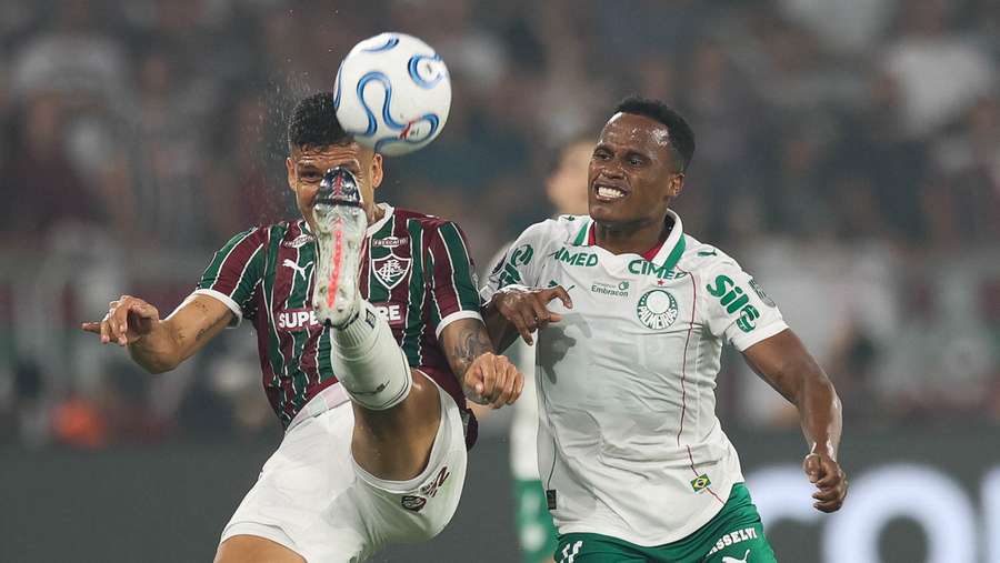 Arias foi perseguido pela torcida do Flu no jogo de ida Arias foi perseguido pela torcida do Flu no jogo de ida