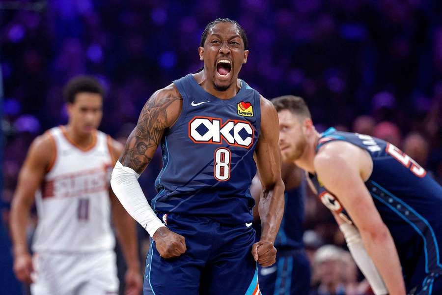 Broniący tytulu Oklahoma City Thunder w połowie drogi do drugiej rundy play-off