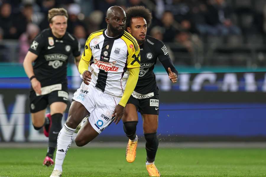 Emanuel Aiwu în acțiune pentru Sturm Graz împotriva LASK Linz Emanuel Aiwu în acțiune pentru Sturm Graz împotriva LASK Linz
