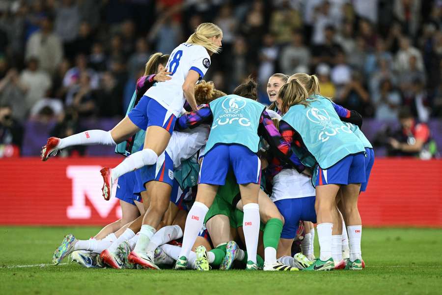 Al término de una sofocante tanda de penaltis contra Suecia, Inglaterra se clasificó para semifinales.