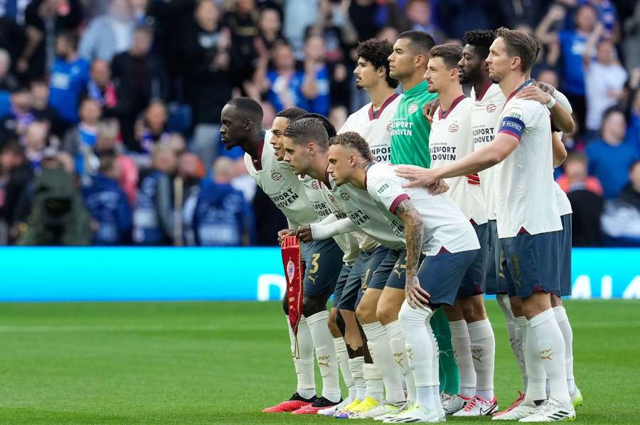 PSV speelde in de uitwedstrijd 2-2 gelijk tegen Rangers FC