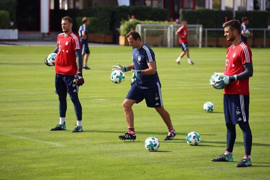 Tapalovic com Neuer e Ulreich