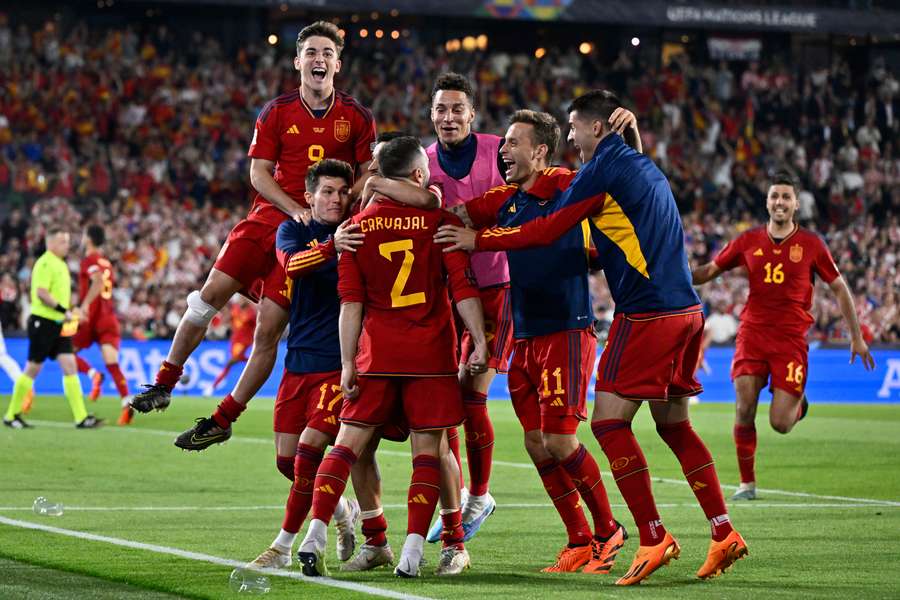 Hráči Španielska oslavujú po víťazstve v penaltovom rozstrele finále Ligy národov UEFA