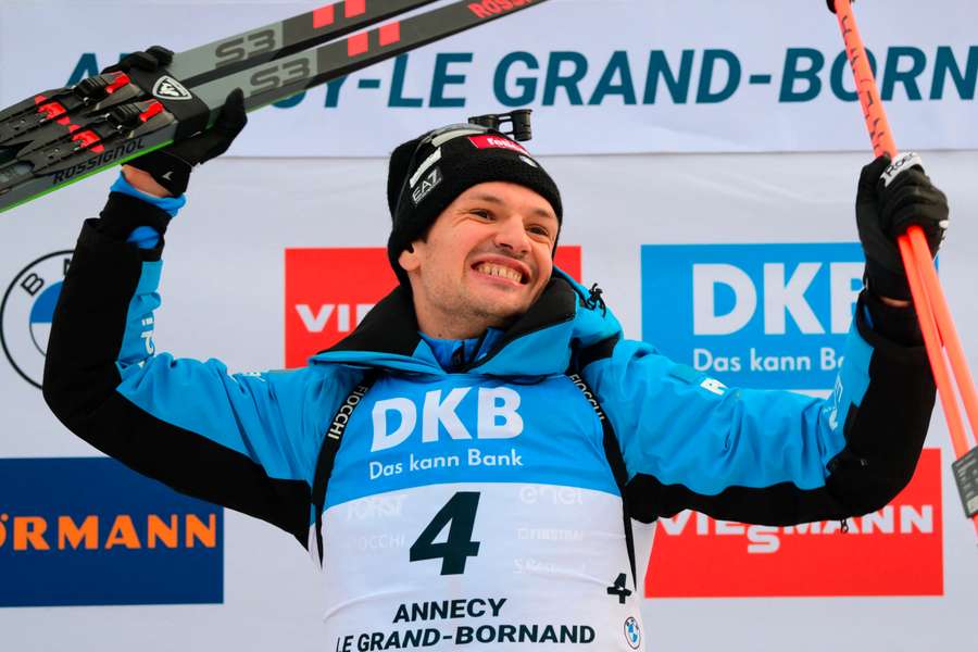 Tommaso Giacomel esulta per il primo posto sulla Mass Start maschile di Coppa del Mondo 2025/2026 a Le Grand-Bornand.