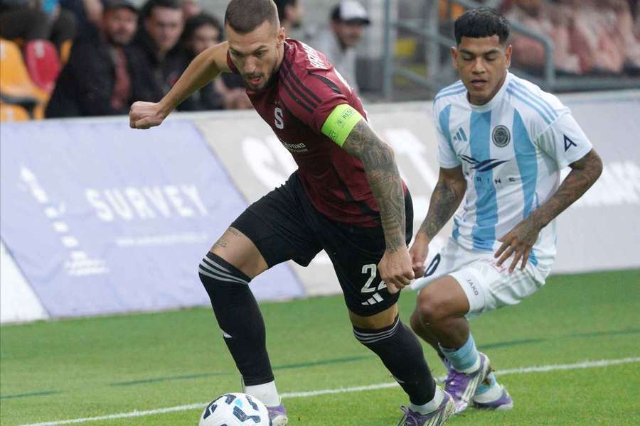 Kapitán Sparty Lukáš Haraslín v akci proti Riga FC.