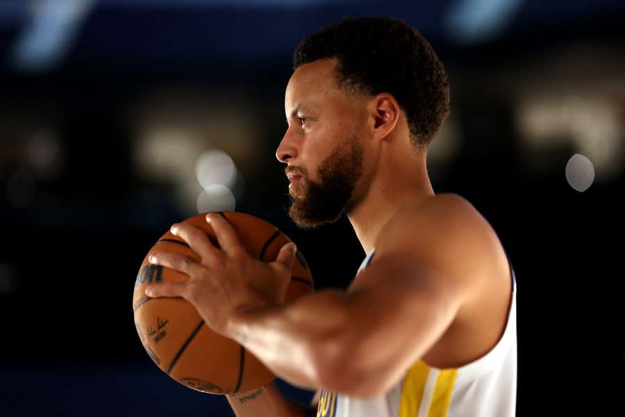 Curry insta a sus compañeros a asumir "la diana" que los Warriors tienen en la espalda