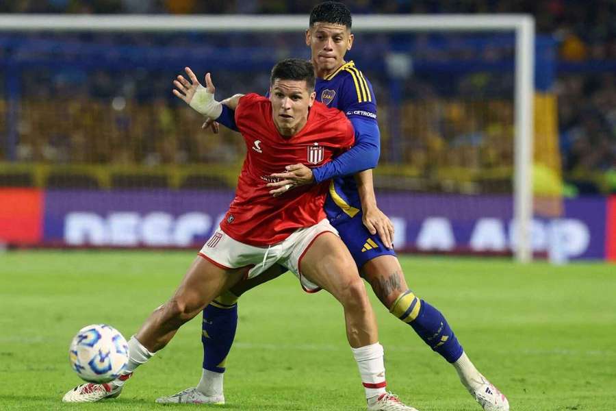 Marcos Rojo marca a un defensa