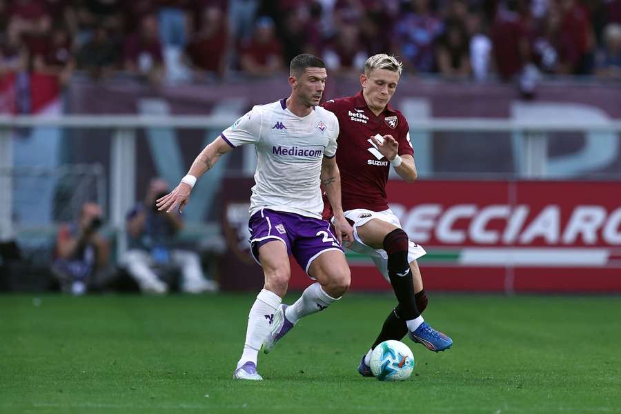 Robin Gosens im Zweikampf gegen Marcus Pedersen. Robin Gosens im Zweikampf gegen Marcus Pedersen.