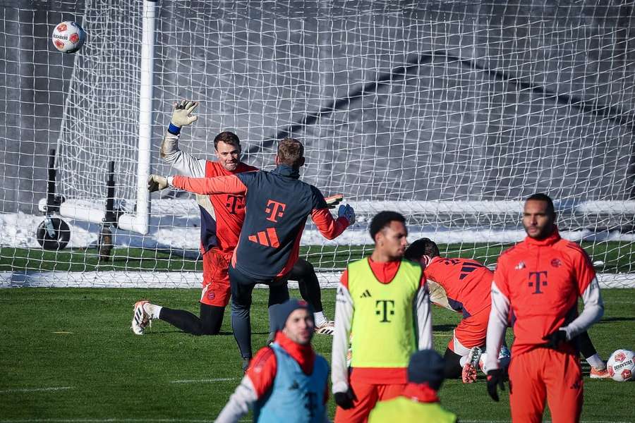 Neuer (z lewej) podczas sobotniego treningu