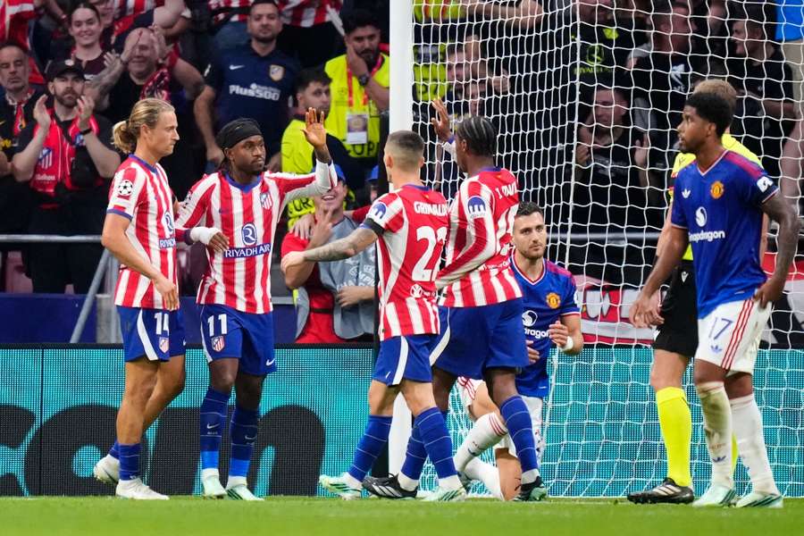 Jogadores do Atlético de Madrid celebram o golo de Lookman frente ao Manchester United Jogadores do Atlético de Madrid celebram o golo de Lookman frente ao Manchester United