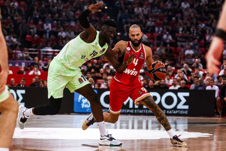 Evan Fournier ante Youssoupha Fall