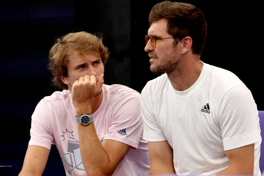 Alexander Zverev (l.) führt das deutsche Aufgebot für die Davis-Cup-Qualifikationsrunde in Trier an