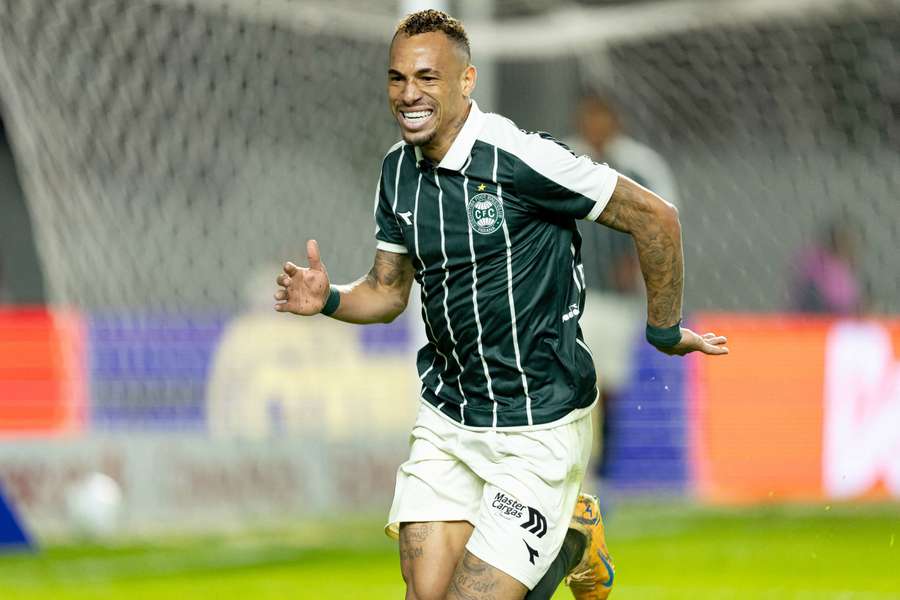 Breno Lopes fez o terceiro gol do Coritiba na partida
