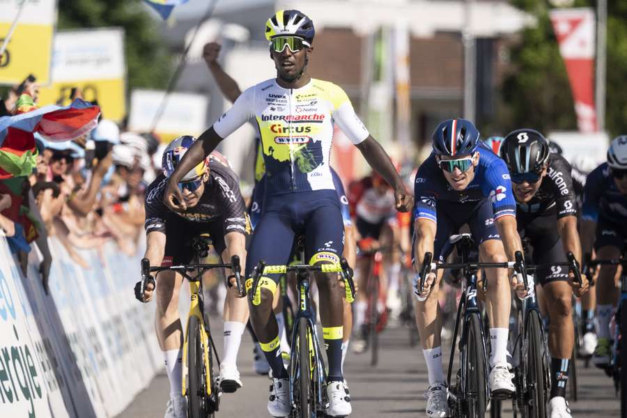 Eritreër Girmay sprint naar zege in en wint tweede etappe van Ronde van Zwitserland