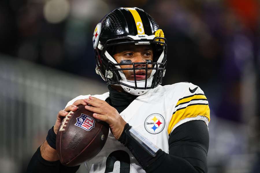 Former Pittsburgh Steelers quarterback Russell Wilson warming up before a game against the Baltimore Ravens (2025)