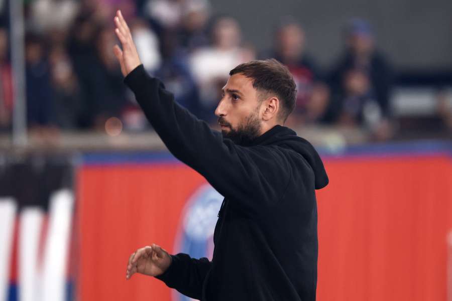 Gigio Donnarumma saluda a los aficionados del Psg