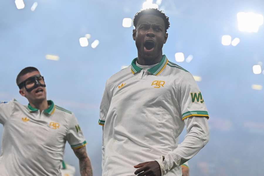 Evan N'Dicka está a ser observado pelo Barcelona