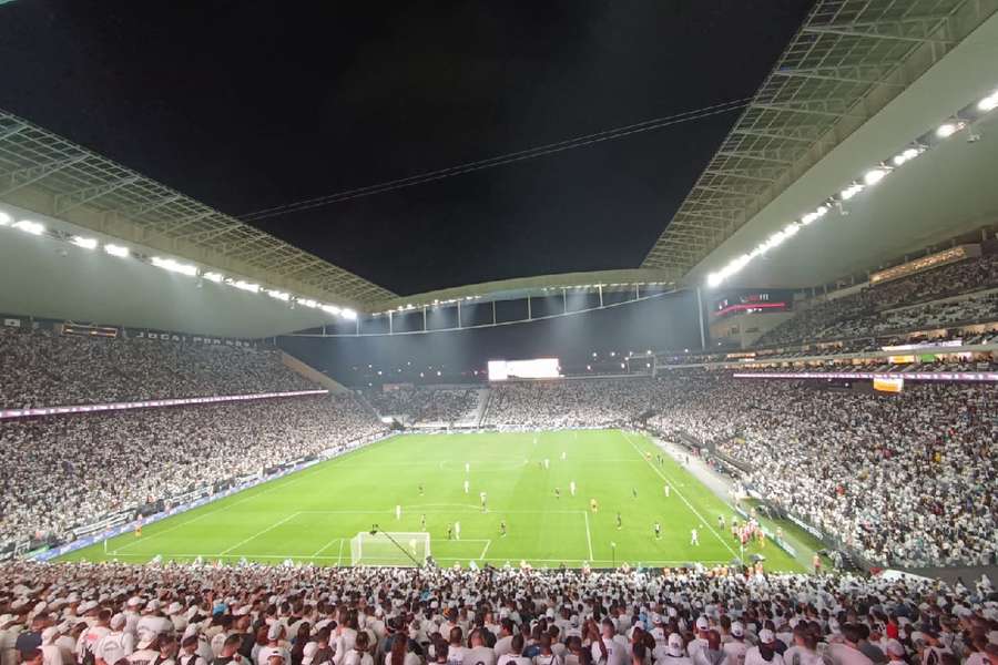 Santistas lotaram estádio do Corinthians e celebraram vaga na final do Paulistão