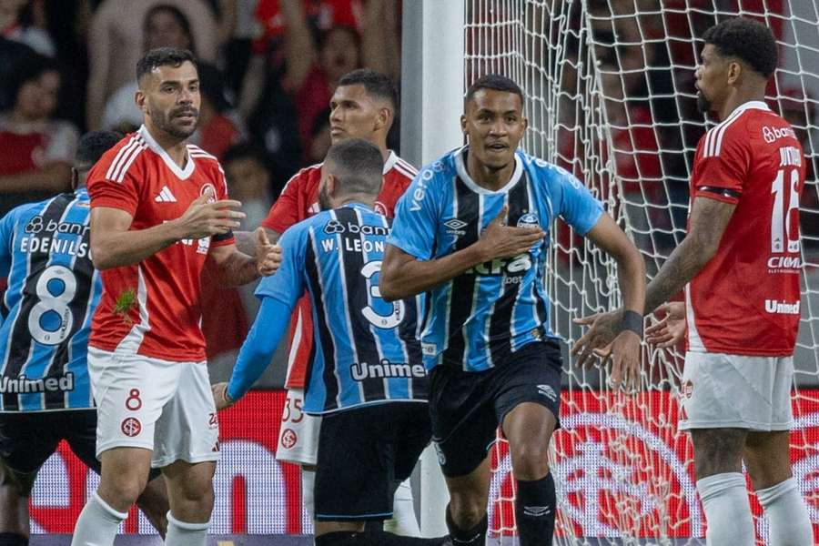 Grêmio vira contra o Inter no Beira-Rio e encerra seca de mais de dois anos no Gre-Nal