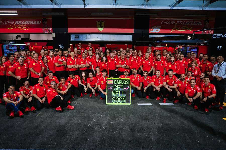 Das gesamte Ferrari-Team wünschte Carlos Sainz Jr. eine schnelle Genesung.