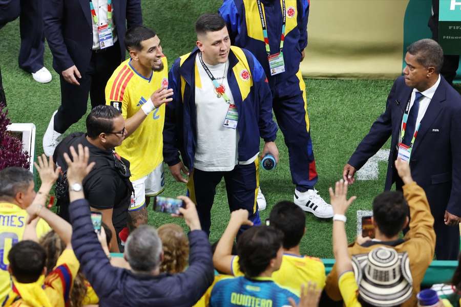 Daniel Munoz feiert nach dem Sieg Kolumbiens gegen DR Kongo mit den Fans. Daniel Munoz feiert nach dem Sieg Kolumbiens gegen DR Kongo mit den Fans.