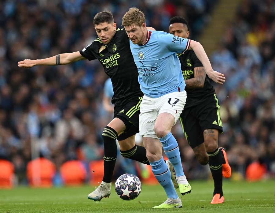 Federico Valverde vies with Kevin De Bruyne Federico Valverde vies with Kevin De Bruyne